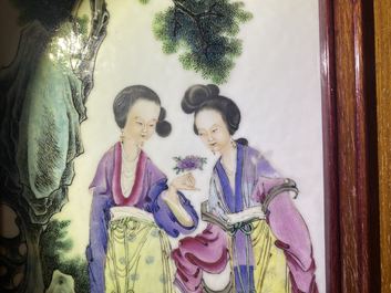 Une plaque en porcelaine de Chine famille rose figurant deux femmes dans un jardin, R&eacute;publique